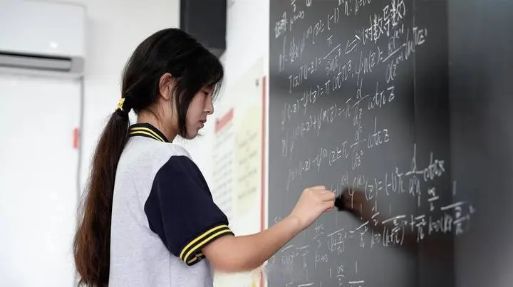 闯数学全球决赛的姜萍“屈尊”中专？她可是拥有多重职业发展的“超级个体”！