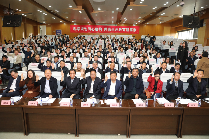 张江宏对《陕西省中学生生涯规划教育学会章程》（<span>草案</span>）部分条例进行了说明